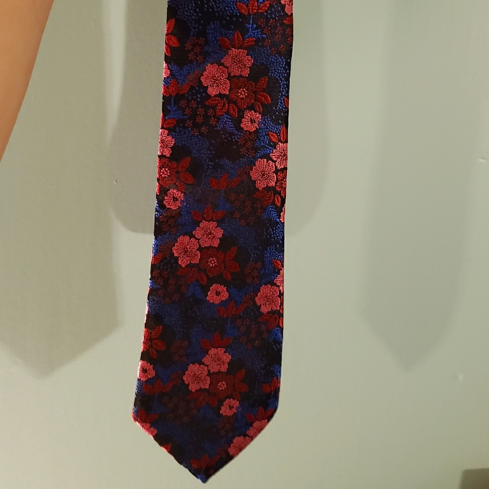 Floral embroidered tie.